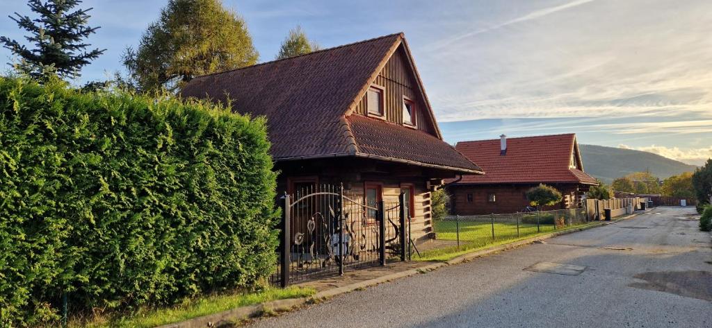 a small house with a brown roof on a street at Drevenica u Vlada in Hrabušice