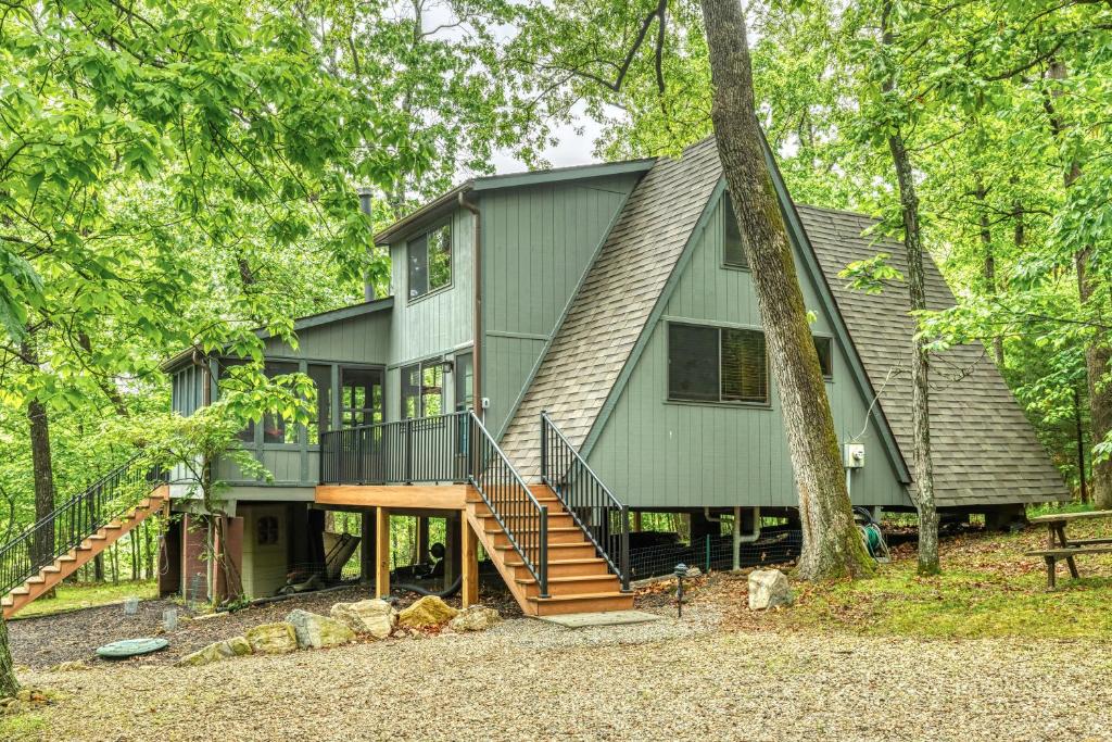 una casa verde con techo de gambrel en 940 Silver Fox Chalet By Sarah Bernard Vacation Rentals, en Innsbrook