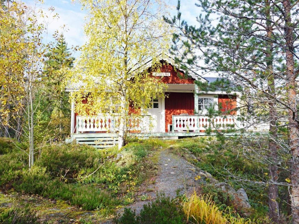 een huis in het bos met een pad dat er naar toe leidt bij Holiday home VÄDDÖ III in Väddö