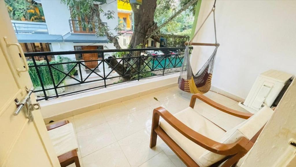 eine Hängematte in einem Zimmer mit Balkon in der Unterkunft Goa Suites Holiday Home in Calangute