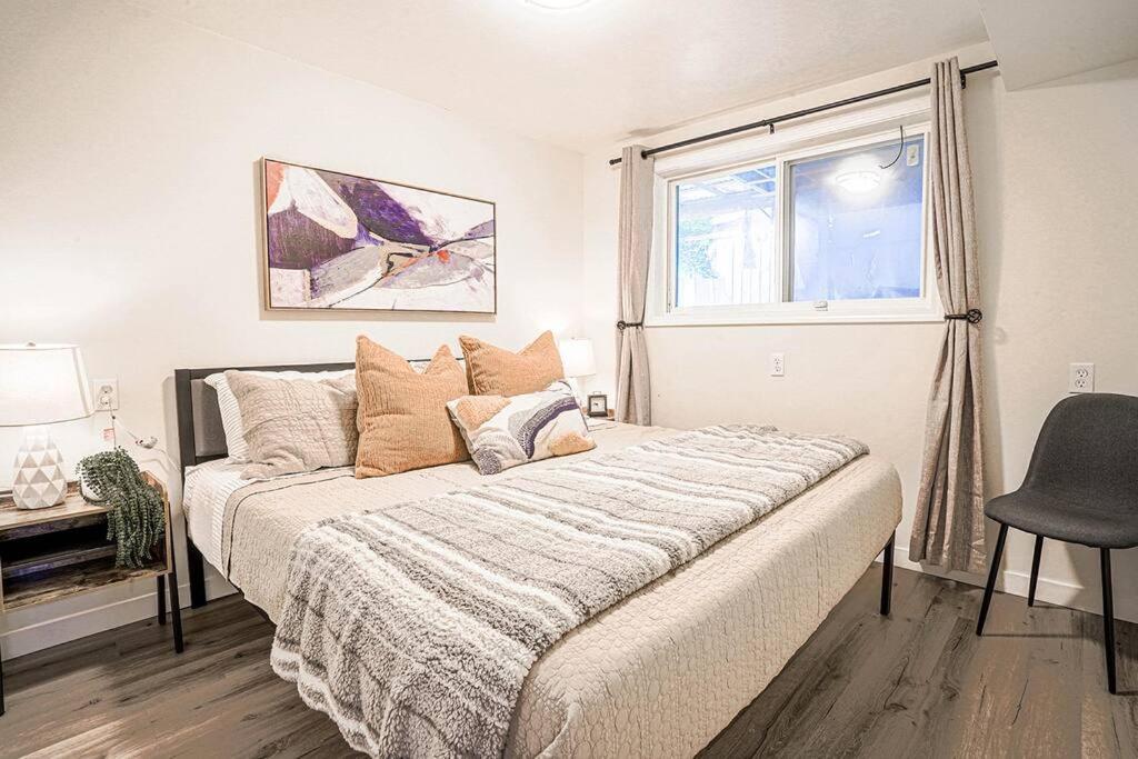 Krevet ili kreveti u jedinici u objektu Seatac 2BR Lower Unit- 5 min to Airport