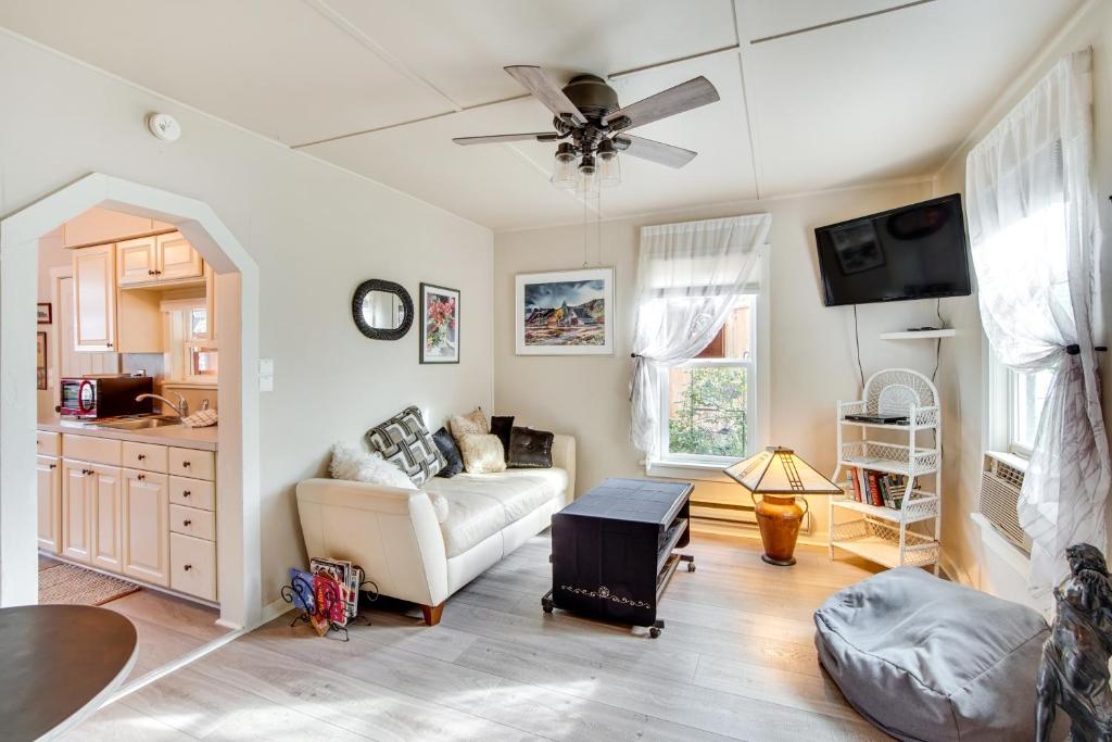 - un salon avec un canapé et un ventilateur de plafond dans l'établissement Charming Ellensburg Cottage with Private Outdoor Bar, à Ellensburg