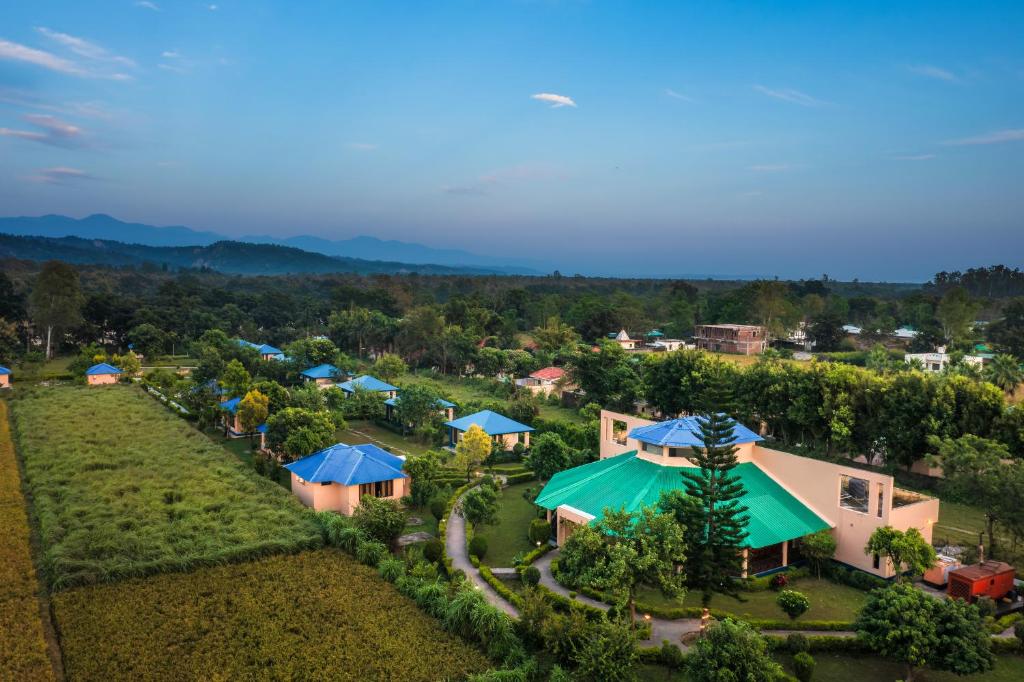 eine Luftansicht eines Resorts mit Bäumen in der Unterkunft Tusk and Roar Corbett Resort, Jim Corbett in Rāmnagar