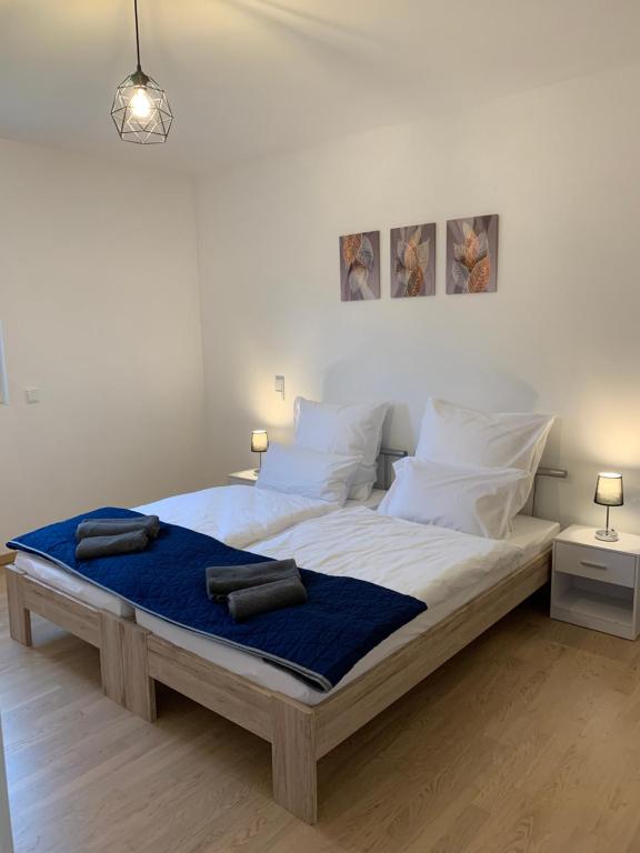 ein Schlafzimmer mit einem großen Bett mit zwei Kissen darauf in der Unterkunft Forchheim City-Zentral-Balkon in Forchheim