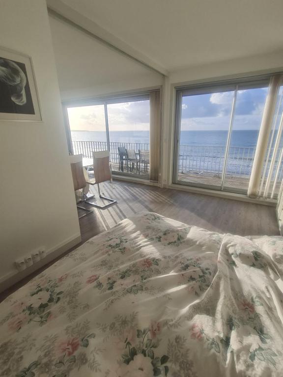 - une chambre avec un lit et une vue sur l'océan dans l'établissement Le Splendid, à La Baule