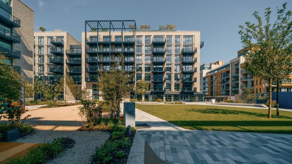 都柏林的住宿－City Apartments by Dublin At Home，一座大型公寓楼,前面有一个公园