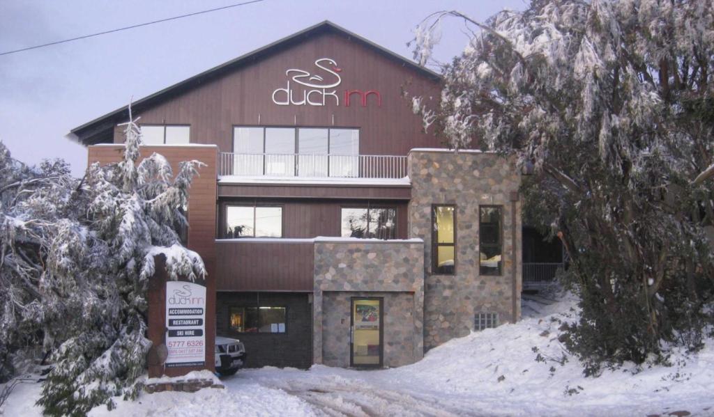 Ein Gebäude mit einem Schild im Schnee. in der Unterkunft Duck Inn Mt Buller in Mount Buller