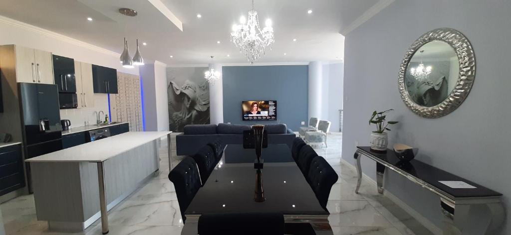 TV a/nebo společenská místnost v ubytování 4 on Pritchard Luxury Suites