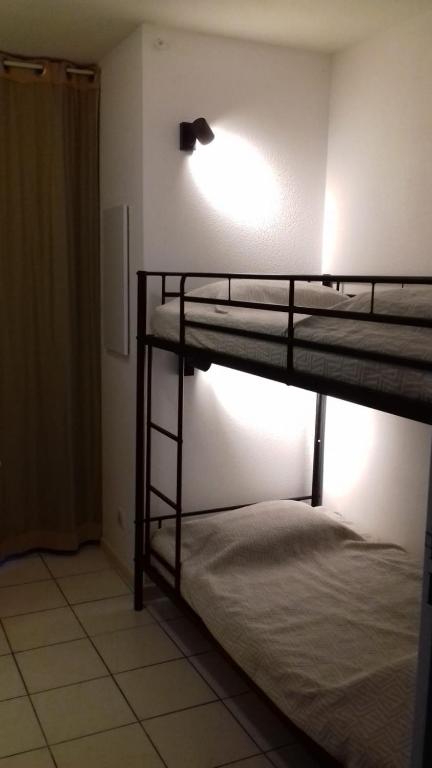 Postel nebo postele na pokoji v ubytování studio idéal couple 2 enfants, bien situé, calme