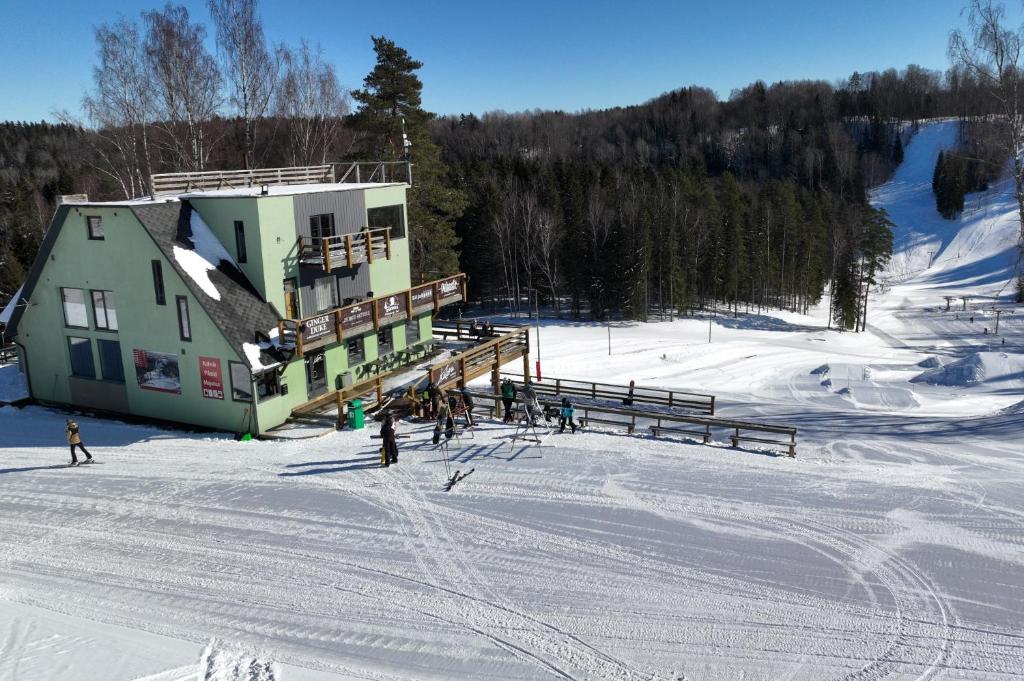 Koloreino的住宿－Kütioru puhkekeskus，雪地滑雪坡上的建筑物