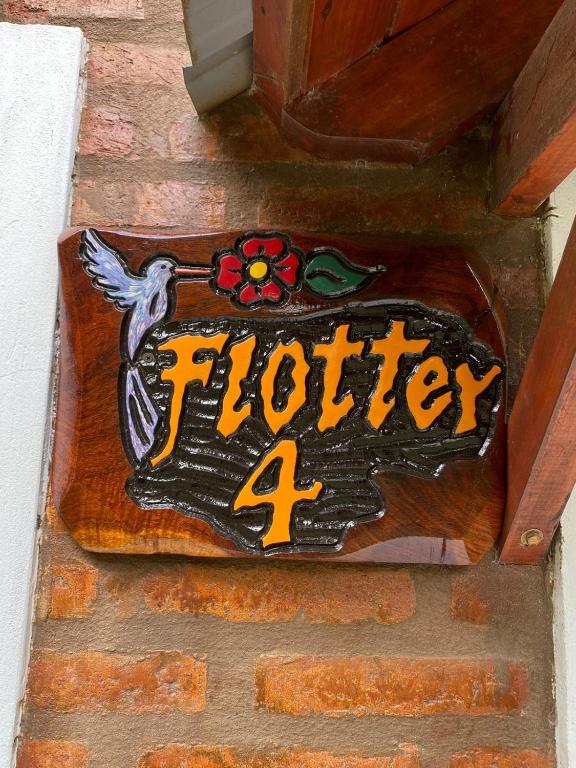 a sign that says flatter on a wall at Cabañas flotter in Villa Ventana
