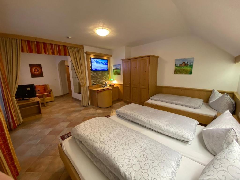 Televízia a/alebo spoločenská miestnosť v ubytovaní Hotel Garni Gafluna