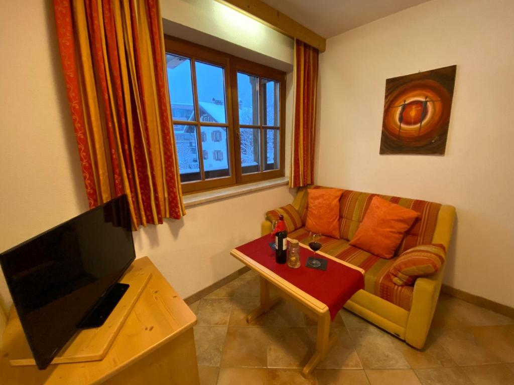 Televízia a/alebo spoločenská miestnosť v ubytovaní Hotel Garni Gafluna