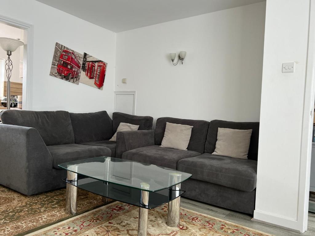 uma sala de estar com um sofá e uma mesa de café em vidro em 31 em Willerby