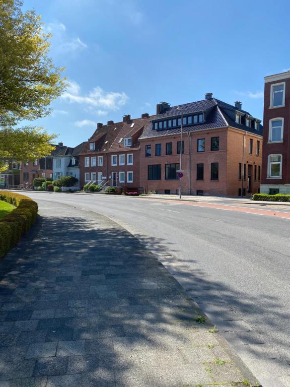 an empty street in a town with buildings at Appartementhaus EMDEN in Emden