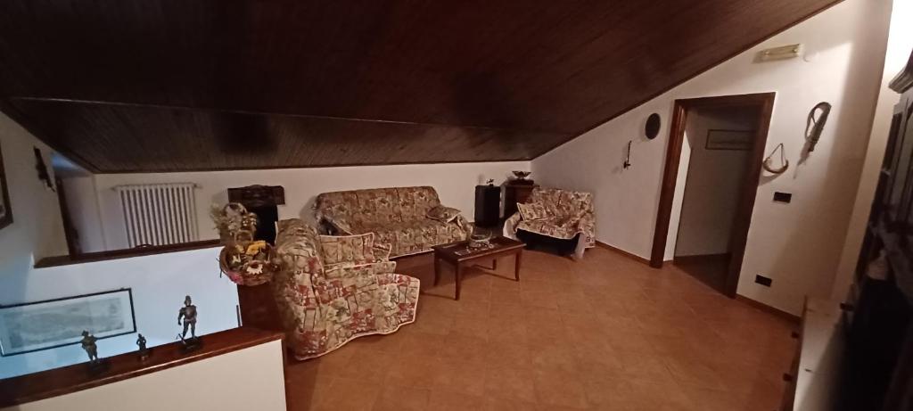 - un salon avec deux chaises et une table dans l'établissement Lo Scazzamauriello, 