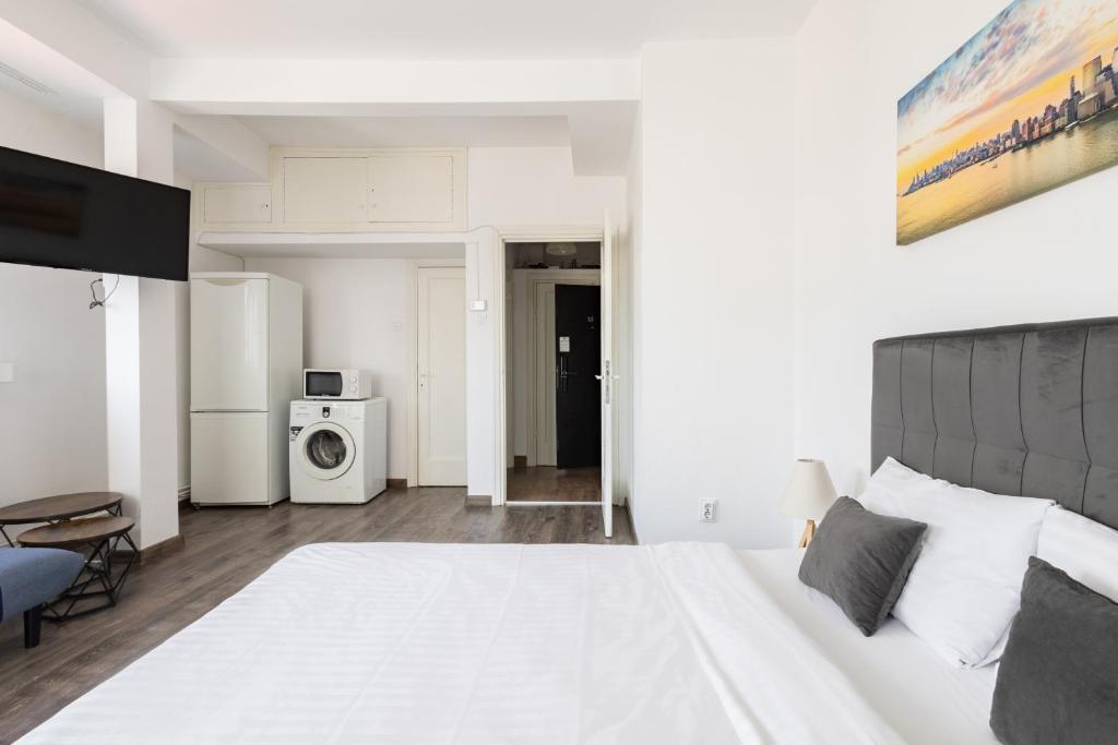 Downtown Victoria Apartments By CityBookings - Deluxe Queen Studio