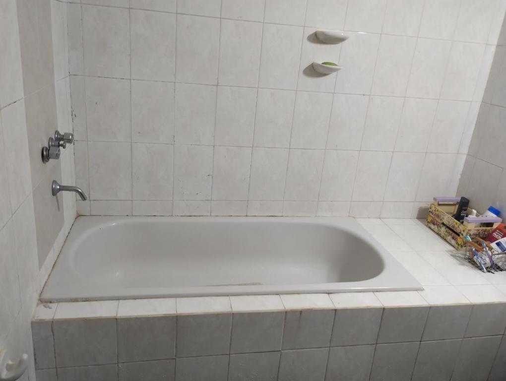 y baño de azulejos blancos con bañera. en La Bea, en Recreo