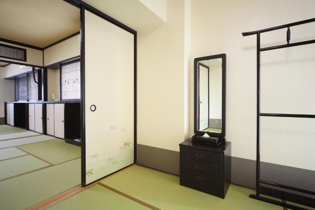โทรทัศน์และ/หรือระบบความบันเทิงของ Hotel Chatelet Inn Kyoto