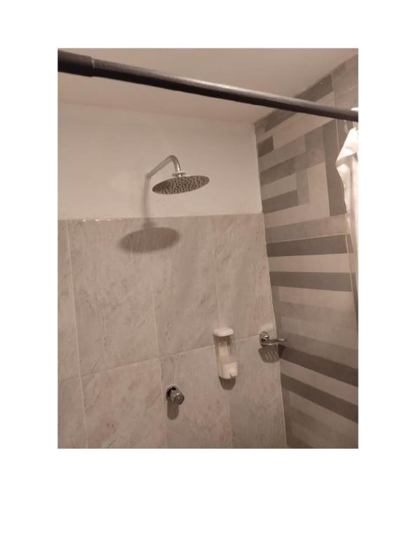 bagno con doccia e lavandino di Casa Turistica Zamboss a Montería