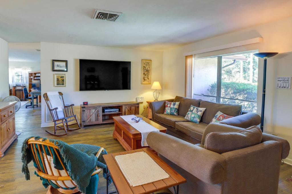uma sala de estar com um sofá e uma televisão em Florida Vacation Rental 2 Mi to Rainbow River em Dunnellon