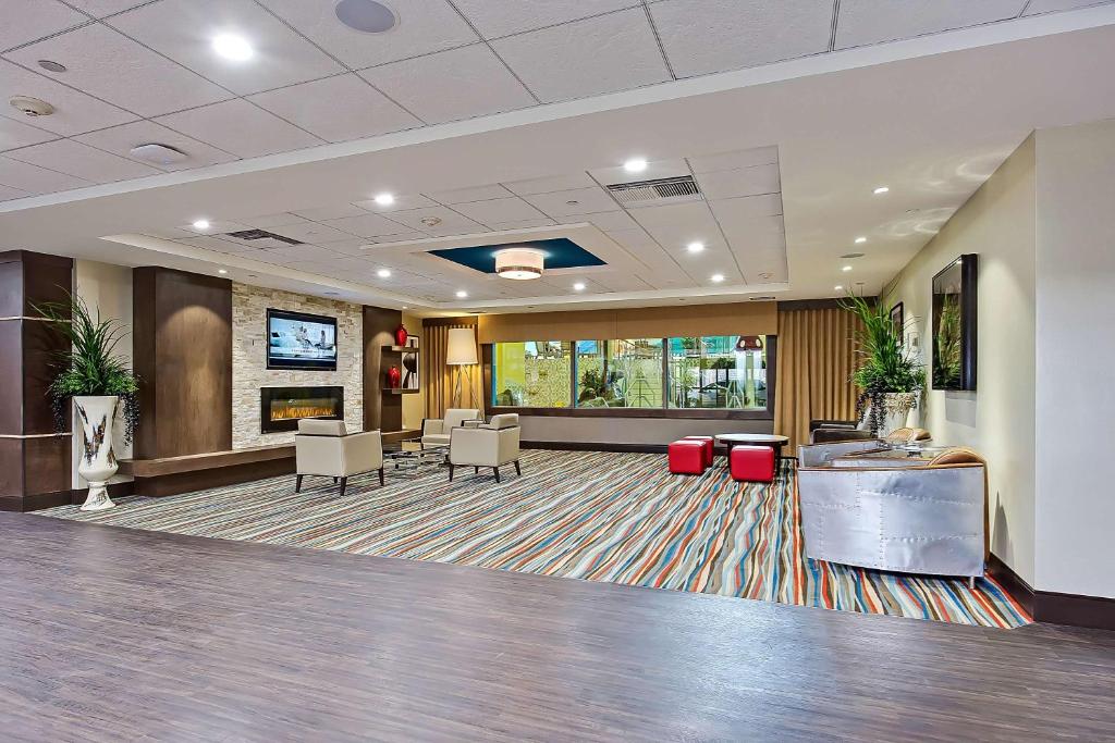 Uma televisão e/ou sistema de entretenimento em Best Western PLUS Port O'Call Hotel
