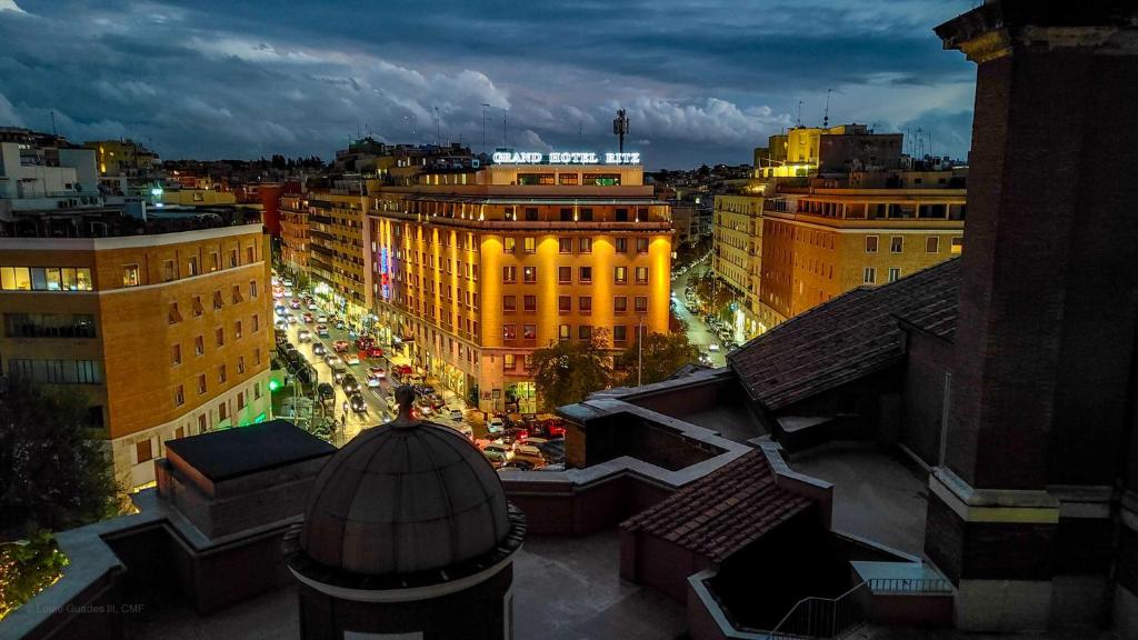 vista di una città di notte con traffico di Radisson Blu GHR Rome a Roma