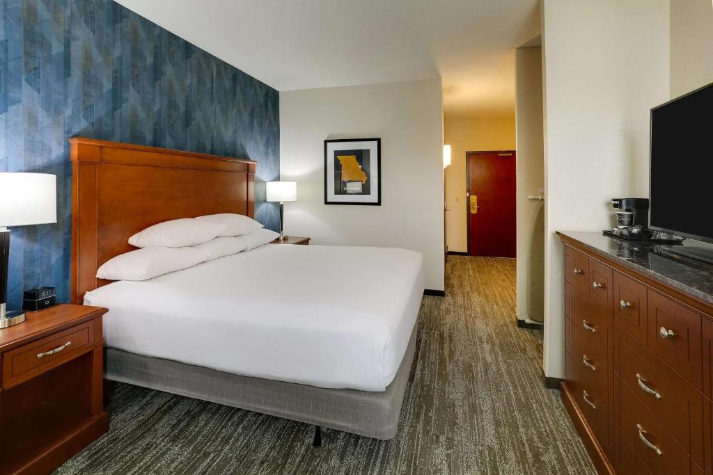 Drury Inn & Suites St. Louis St. Peters - Deluxe King Room - Douche Accessible Et Rouleuse
