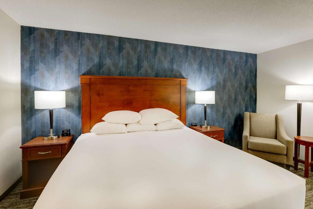 Drury Inn & Suites St. Louis St. Peters - Deluxe King Room - Accessible, Baignoire