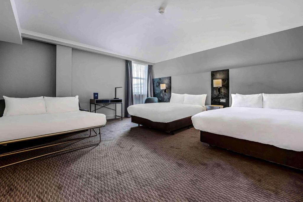 Doubletree By Hilton London Kensington - Deluxe Double Room With Three Double Beds