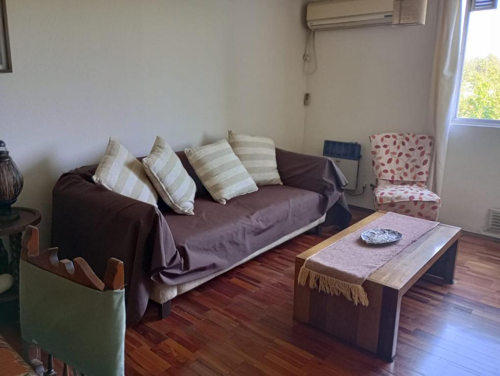 a living room with a couch and a coffee table at Apreciando la montaña in Mendoza