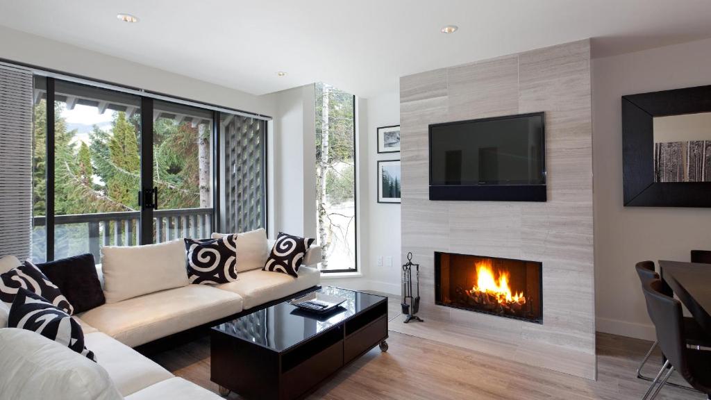 a living room with a couch and a fireplace at Gables 25 - Luxury Townhouse! Walk Everywhere in 5 mins - Whistler Platinum in Whistler