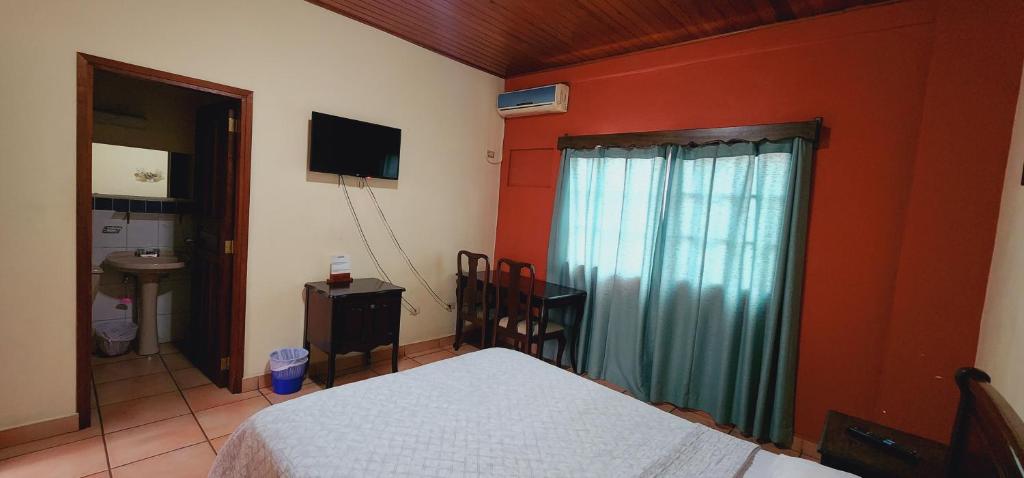 Postel nebo postele na pokoji v ubytování Hotel Alsacia