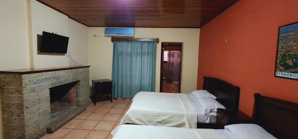 Postel nebo postele na pokoji v ubytování Hotel Alsacia