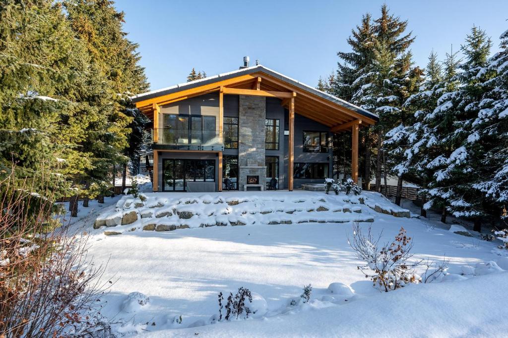 River's Edge Chalet Luxury Chalet with Hot Tub, Home Gym, Media Room