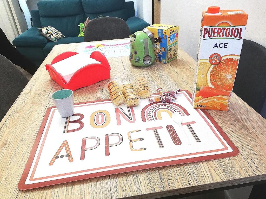 een tafel met een bord waarop staat "bon appetite" bij Vale & Ale in Altamura