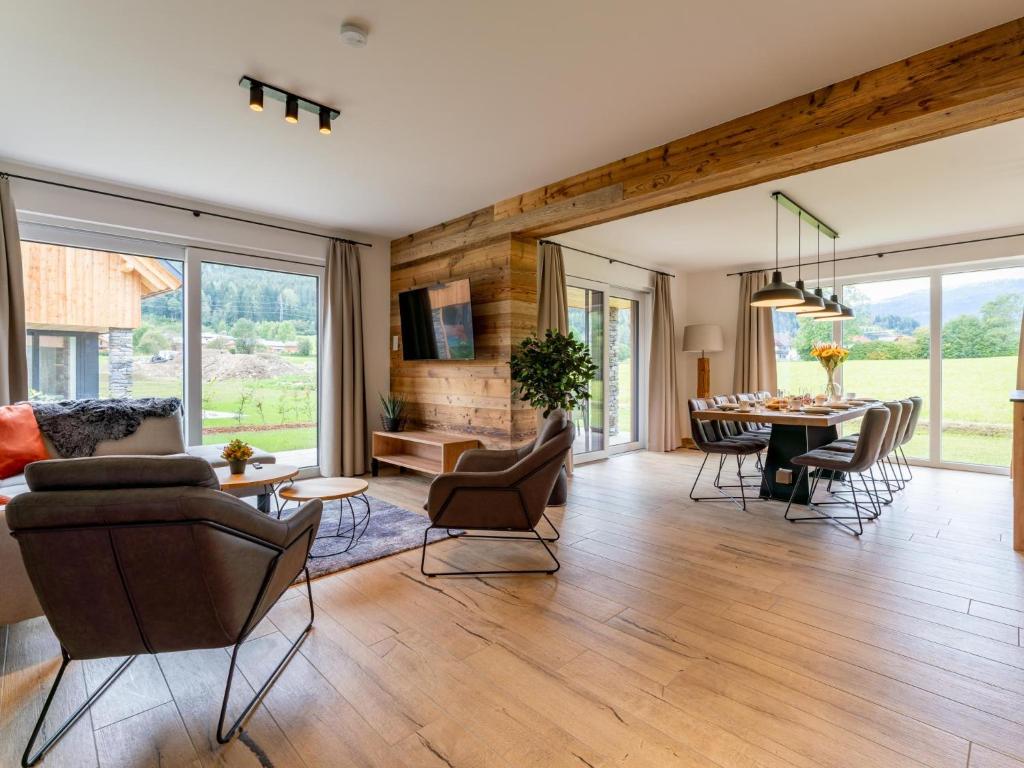 salon ze stołem i krzesłami w obiekcie Mountain Chalet Bergfreund w mieście St. Lorenzen ob Murau