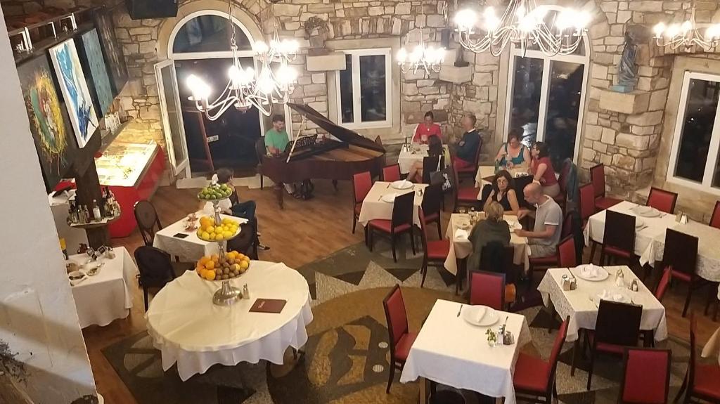 Restaurace v ubytování PiranArt Boutique Hotel & More