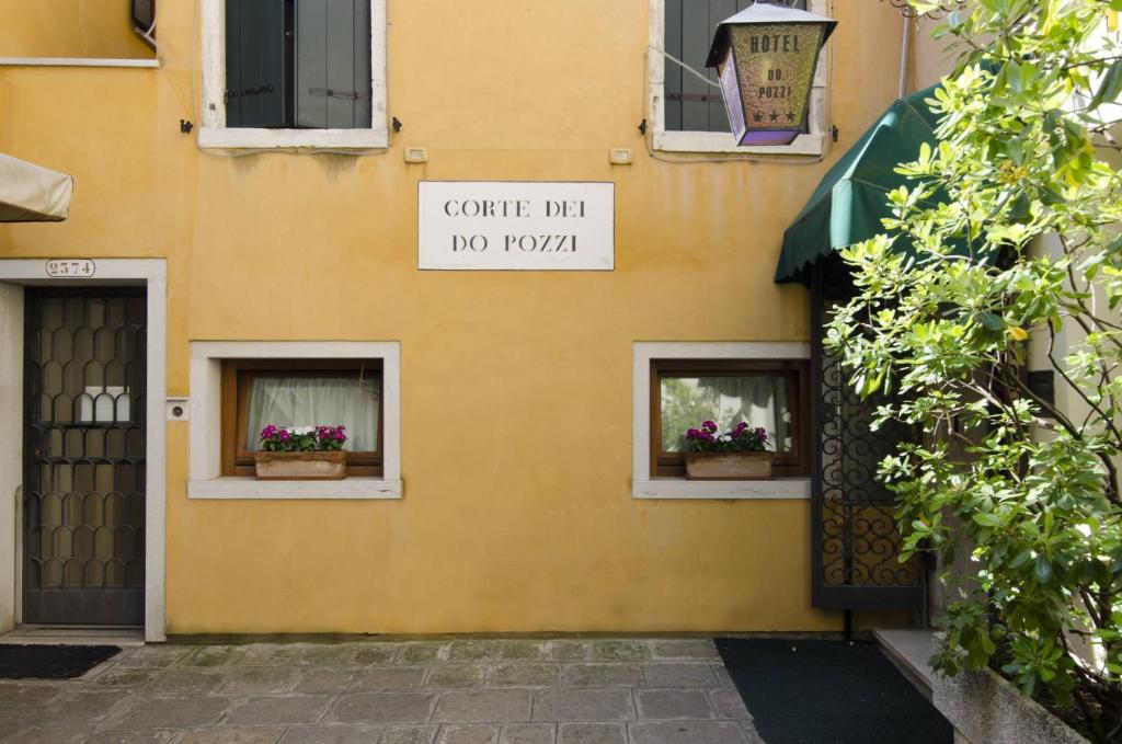 a yellow building with a sign that reads castle mi no room at Hotel Do Pozzi in Venice