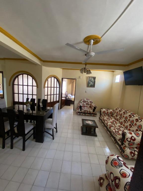 ein Wohnzimmer mit einem Sofa und einem Tisch in der Unterkunft Departamento en zona céntrica de Yacuiba in Yacuiba