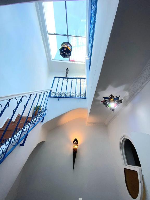 een hal met een trap, een raam en een plafond bij Magnifique Riad Privé Au Centre Du Medina - Double terrace privé in Tanger