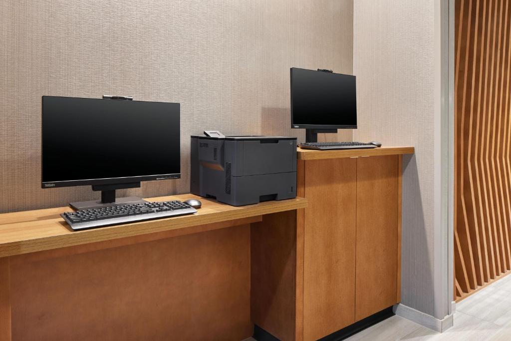 TV a/nebo společenská místnost v ubytování SpringHill Suites by Marriott Frederica