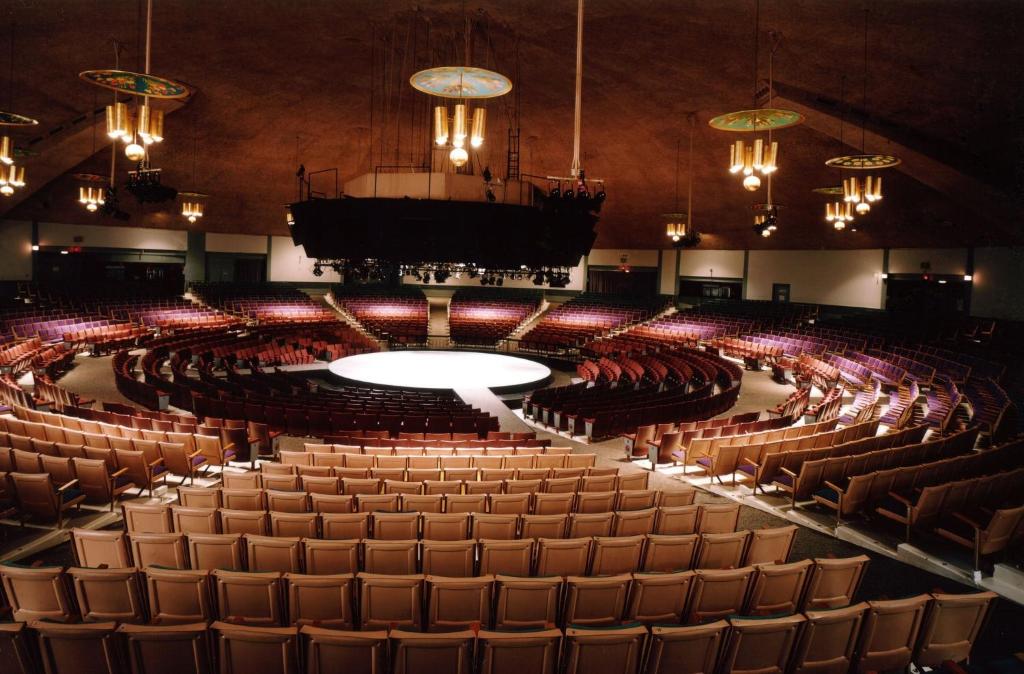 un auditorium avec des rangées de chaises et une scène dans l'établissement Crowne Plaza Houston Med Ctr-Galleria Area by IHG, à Houston