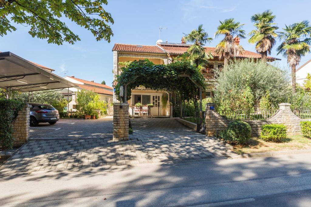 Vonkajšia záhrada v ubytovaní Apartments with a parking space Porec - 2216