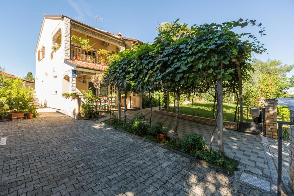Vonkajšia záhrada v ubytovaní Apartments with a parking space Porec - 2216