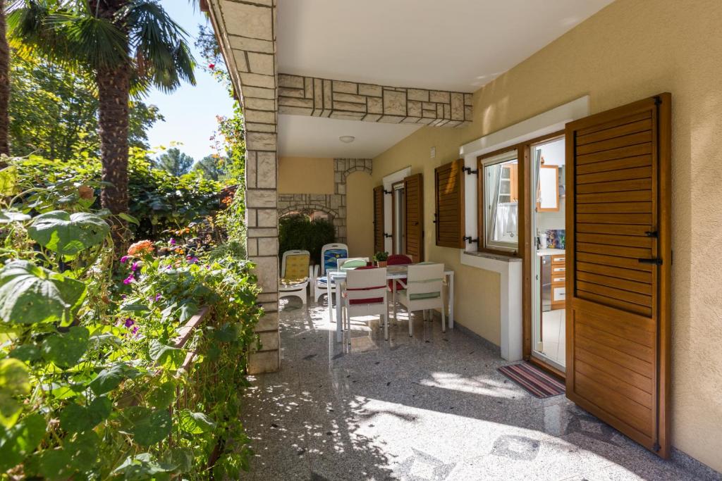 Vonkajšia záhrada v ubytovaní Apartments with a parking space Porec - 2216