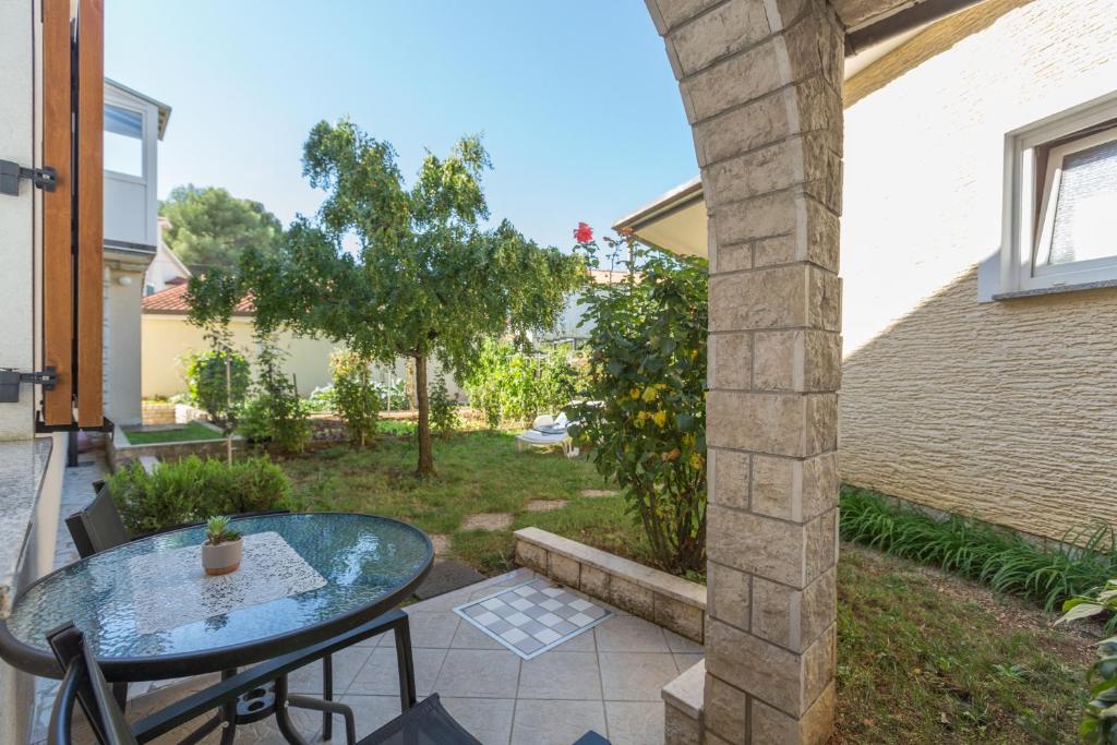 Vonkajšia záhrada v ubytovaní Apartments with a parking space Porec - 2216