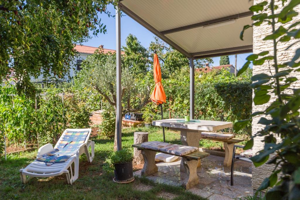 Vonkajšia záhrada v ubytovaní Apartments with a parking space Porec - 2216