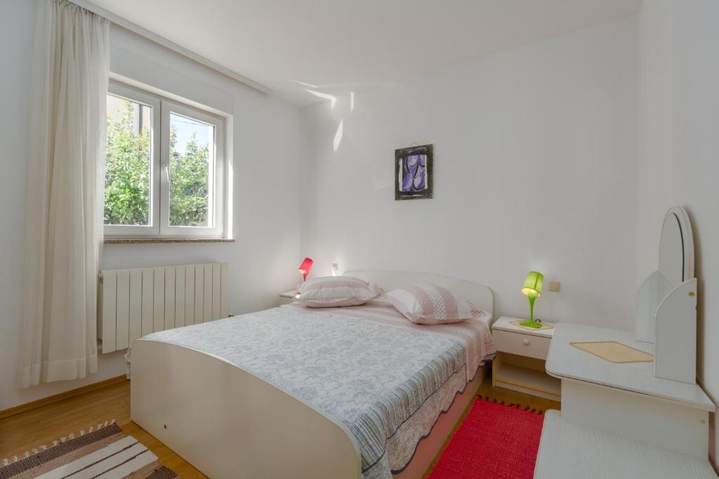 Posteľ alebo postele v izbe v ubytovaní Apartments with a parking space Porec - 2216
