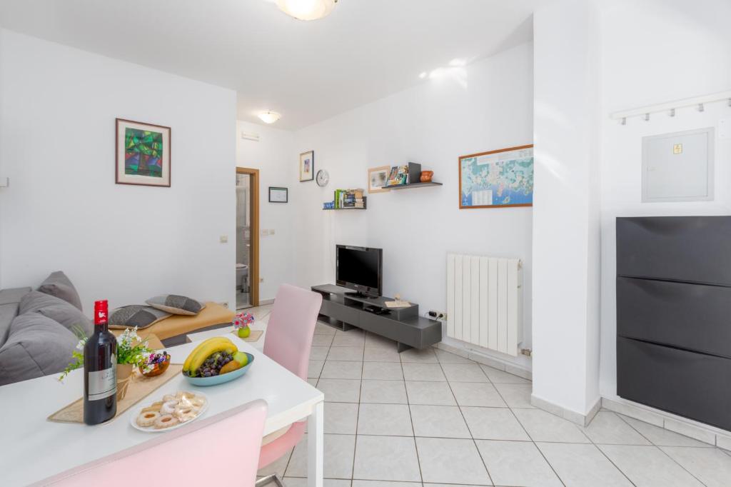 Televízia a/alebo spoločenská miestnosť v ubytovaní Apartments with a parking space Porec - 2216